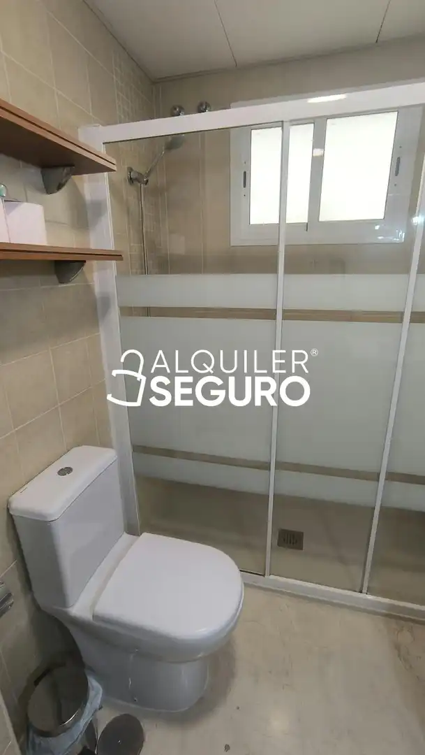Baño de Piso de alquiler en Dos Hermanas con Aire acondicionado, Piscina y Amueblado
