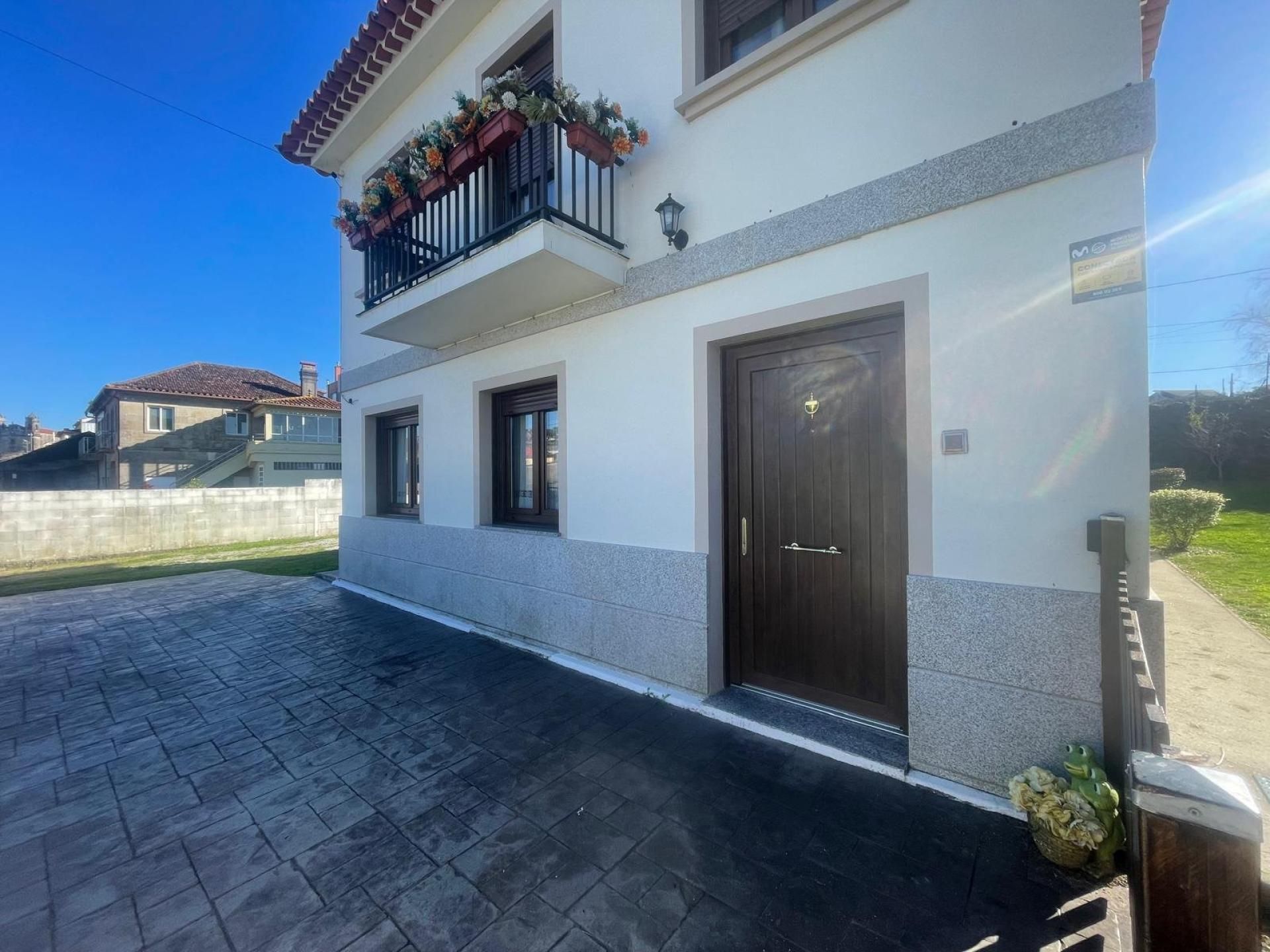 Vista exterior de Casa o xalet en venda en Pontevedra Capital  amb Aire condicionat, Calefacció i Terrassa