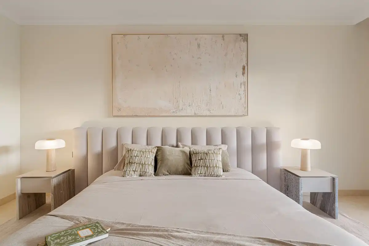 Schlafzimmer von Erdgeschoss zum Verkauf in Marbella mit Klimaanlage, Privatgarten und Terrasse
