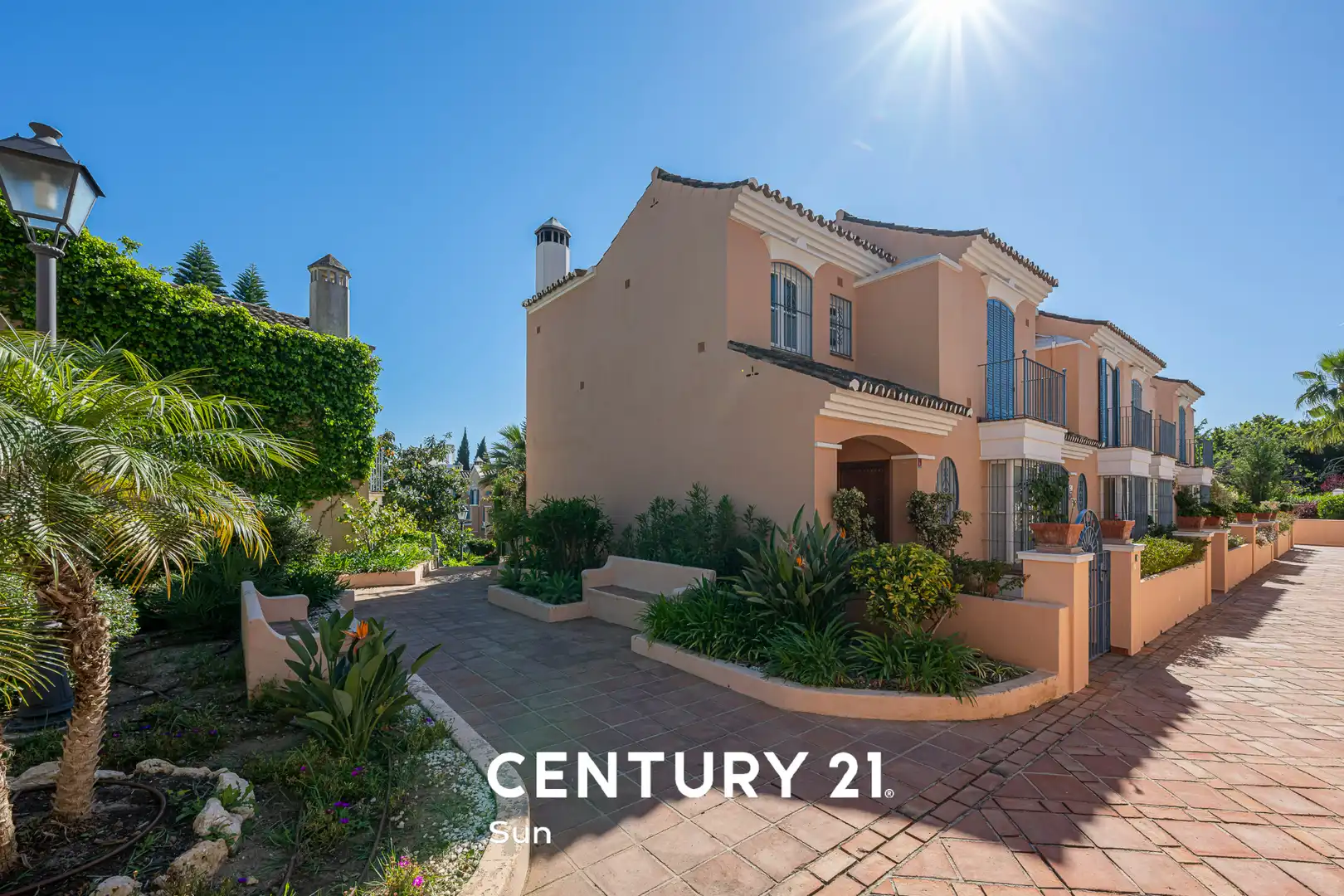 Vista exterior de Casa adosada en venta en Marbella con Aire acondicionado, Calefacción y Jardín privado