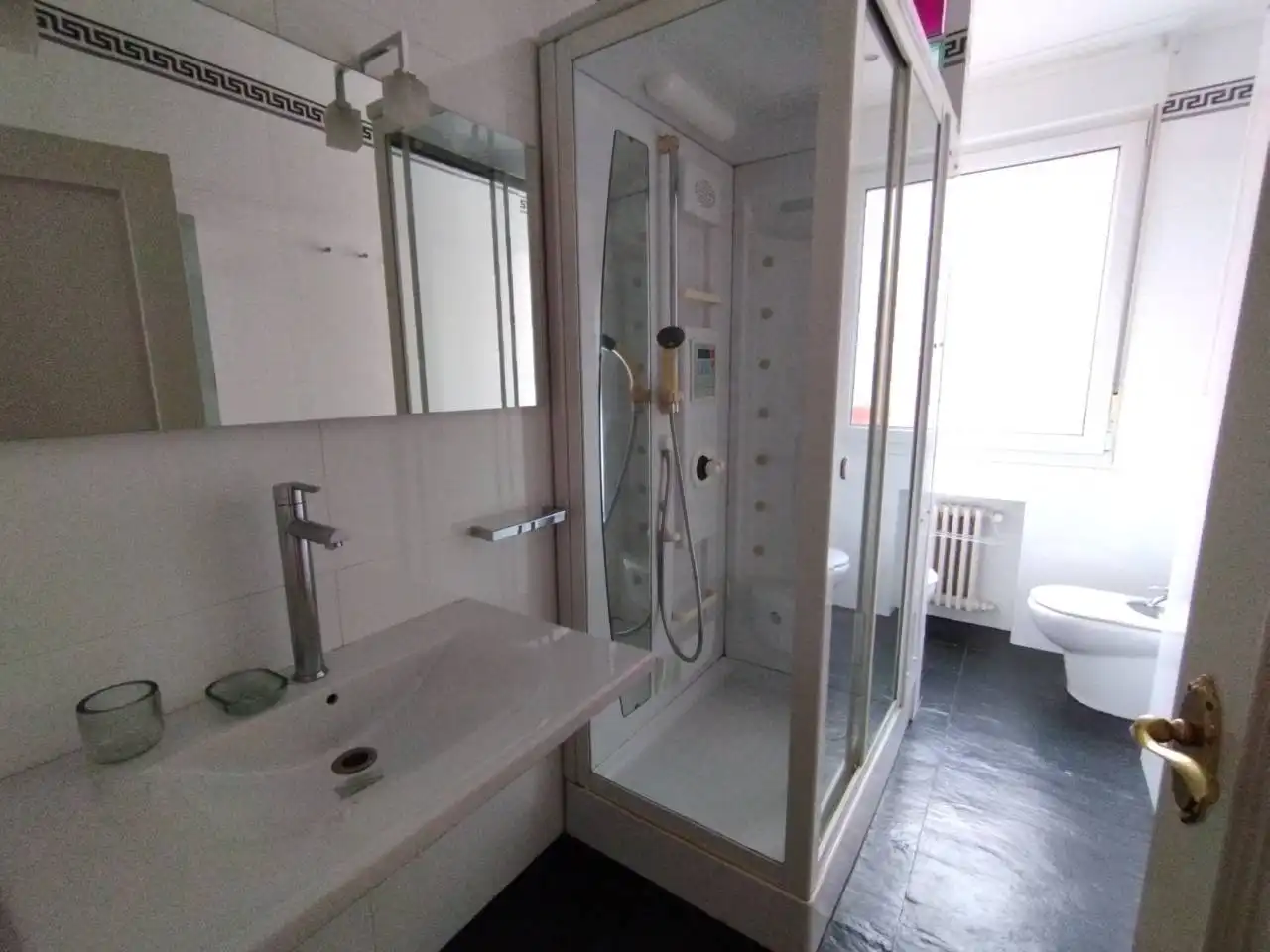 Badezimmer von Wohnung zur Miete in Bilbao  mit Heizung, Parkett und Möbliert