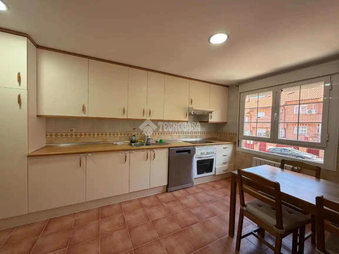Cocina de Casa adosada de alquiler en Algete con Aire acondicionado, Calefacción y Jardín privado