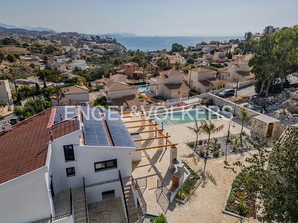 Vista exterior de Casa o xalet en venda en El Campello amb Aire condicionat, Calefacció i Jardí privat