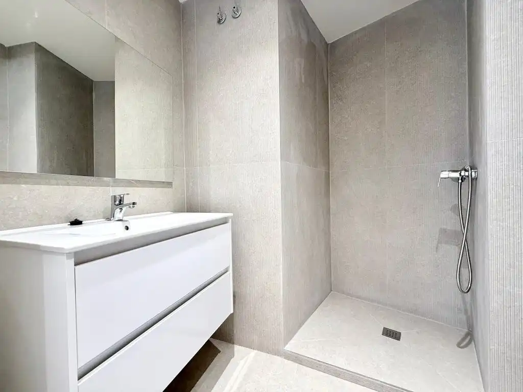 Bathroom of Flat for sale in Figueres  with Air Conditioner