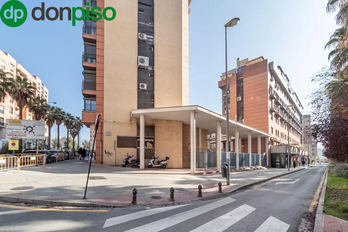 Vista exterior de Pis en venda en Granada amb Aire condicionat, Calefacció i Piscina comunitària
