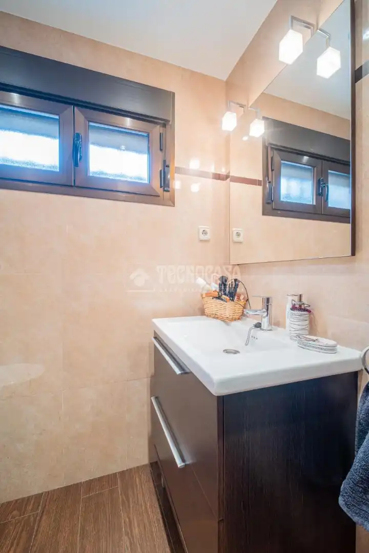 Baño de Casa adosada en venta en Arganda del Rey con Aire acondicionado y Amueblado