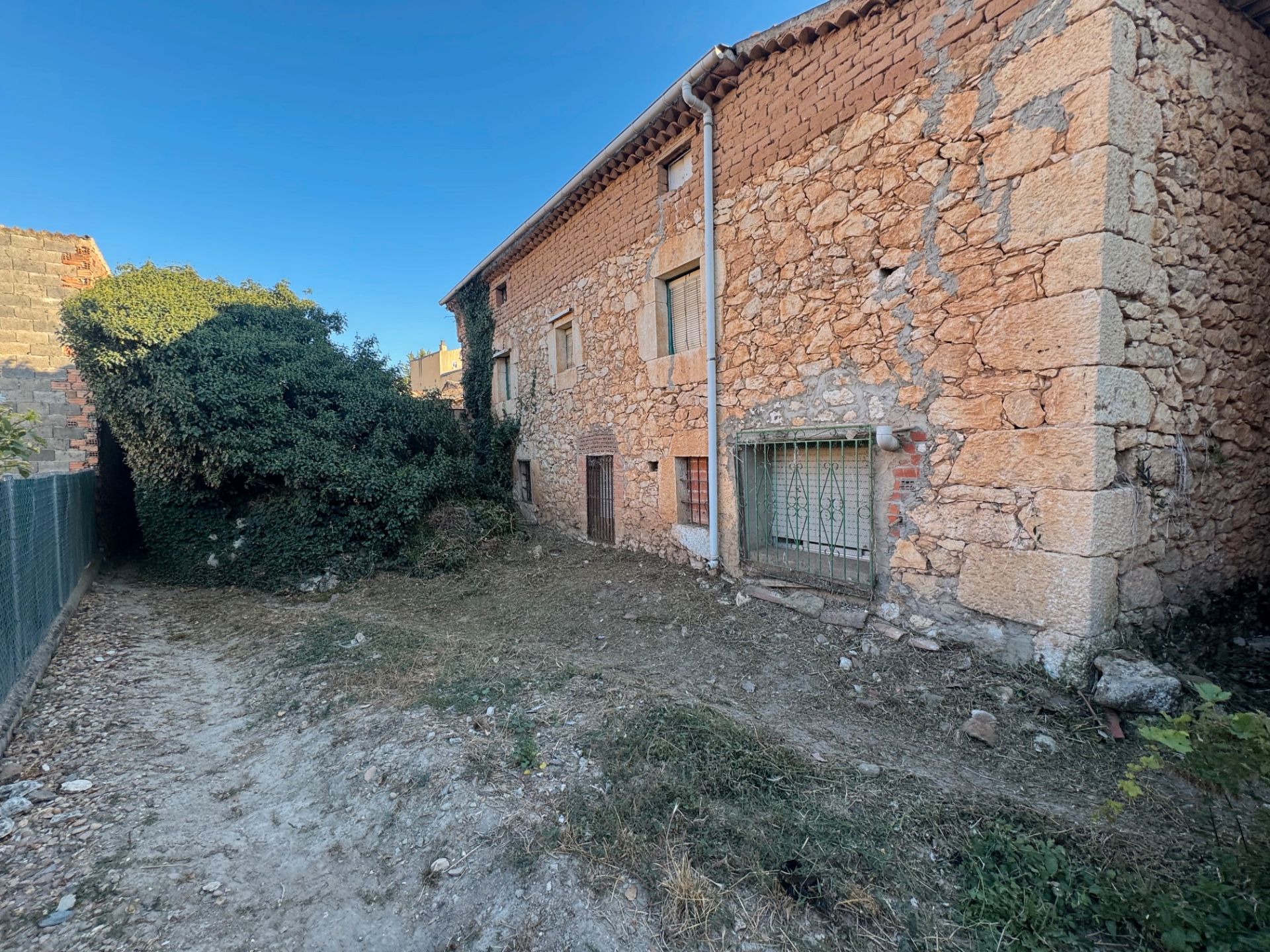 Vista exterior de Finca rústica en venda en Adrada de Haza amb Jardí privat, Parquet i Traster