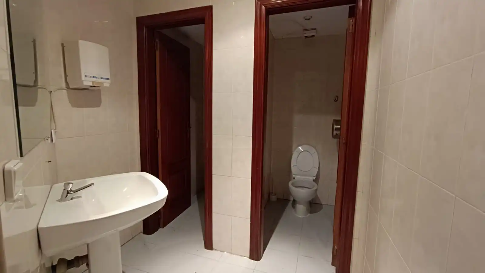 Bathroom of Commercial properties for sale in San Miguel de Valero