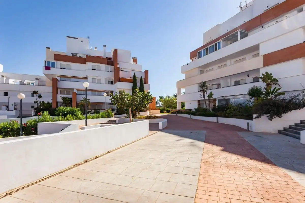 Vista exterior de Àtic en venda en Roquetas de Mar amb Aire condicionat, Jardí privat i Terrassa