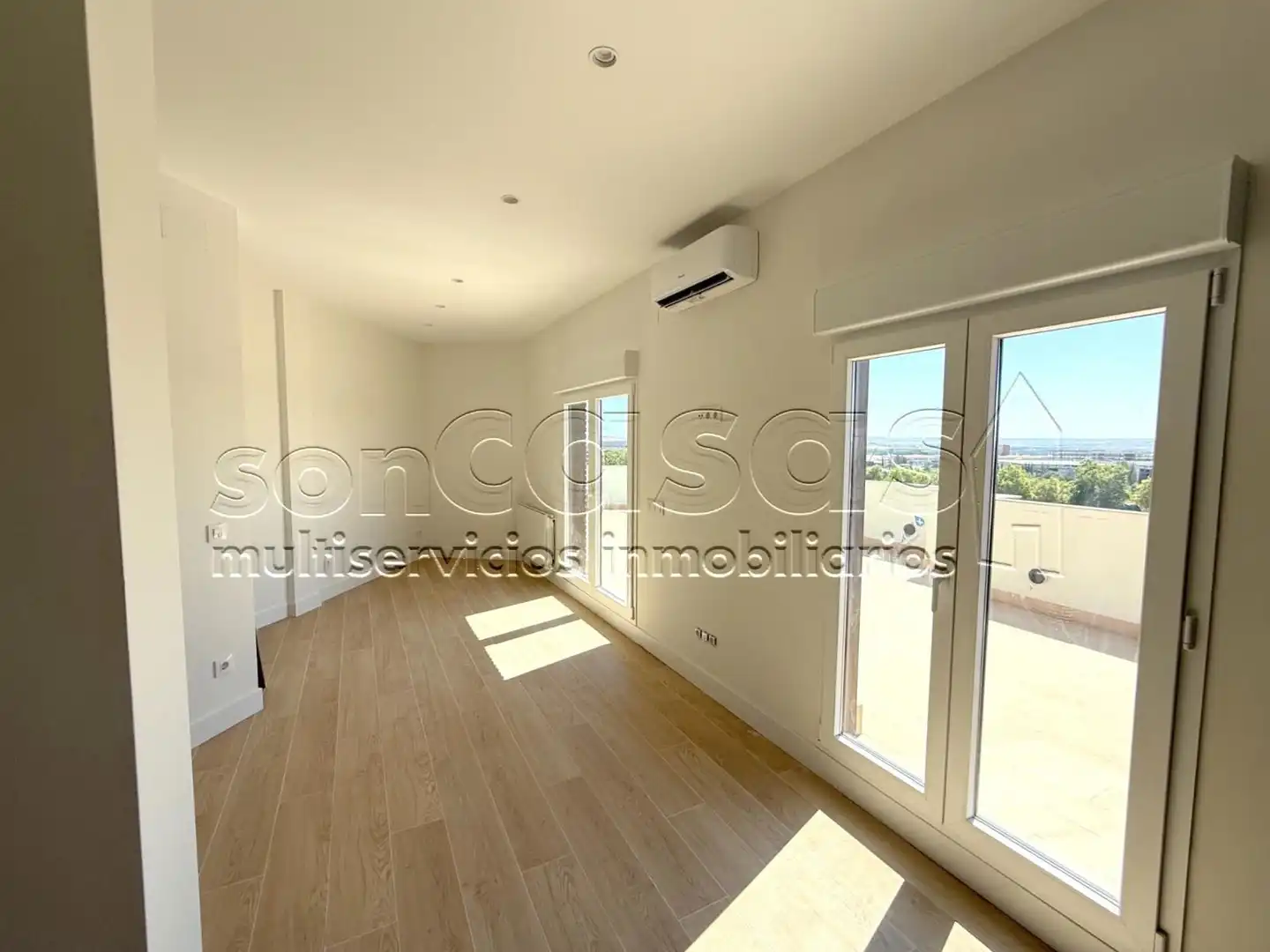 Sala d'estar de Àtic en venda en Madrid amb Aire condicionat, Calefacció i Terrassa