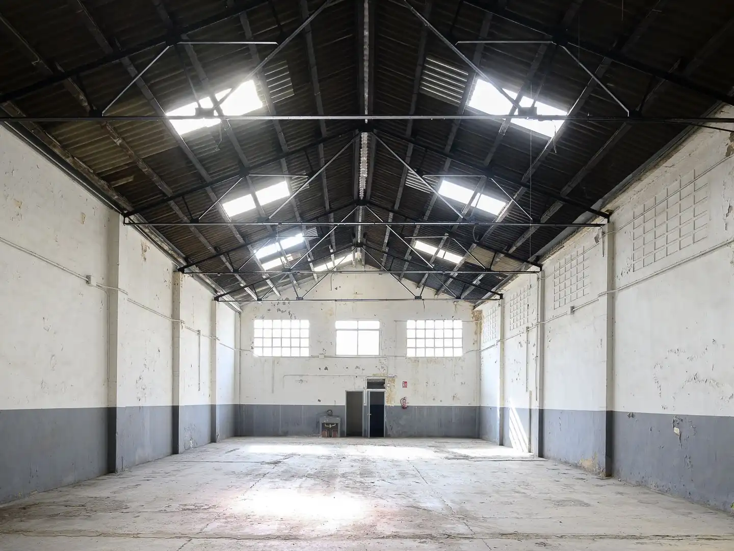 Vista exterior de Nave industrial de alquiler en Manises