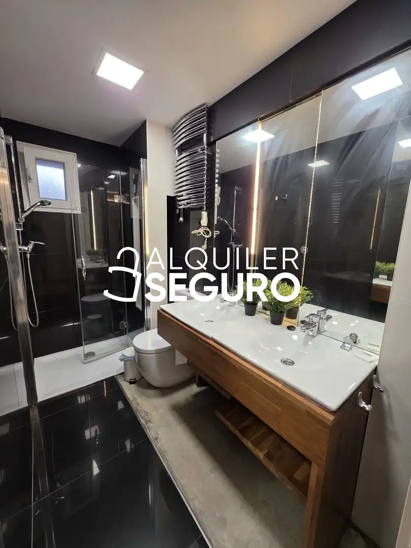 Bathroom of Flat for rent in Bilbao   with Heating and Furnished