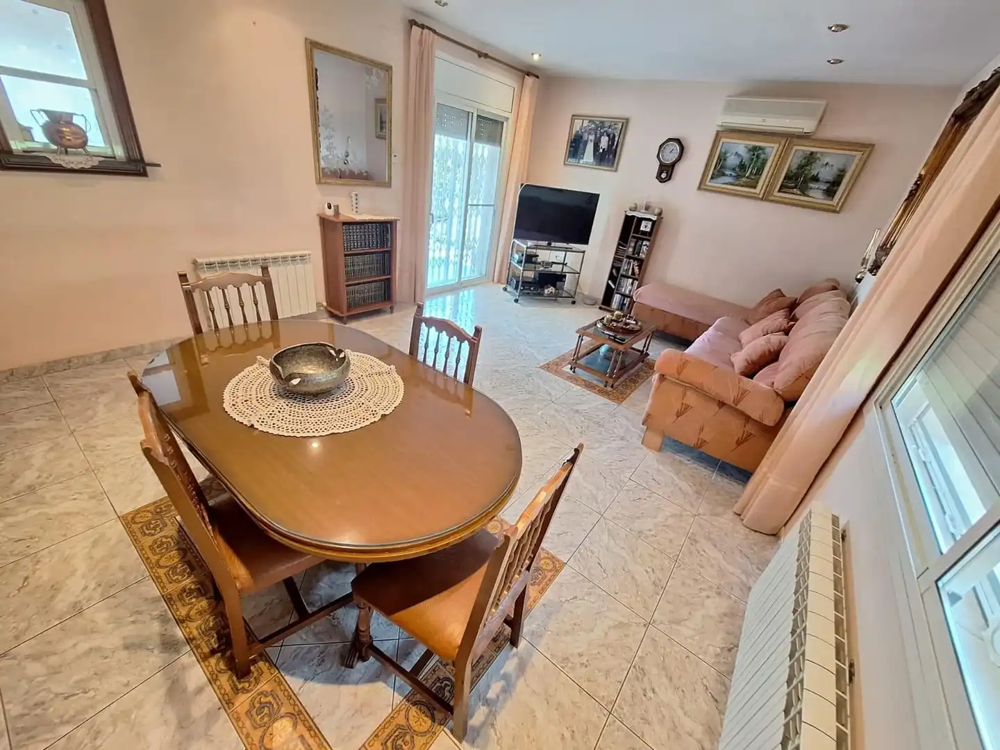 Wohnzimmer von Country house zum Verkauf in Santa Eulàlia de Ronçana mit Klimaanlage, Privatgarten und Terrasse