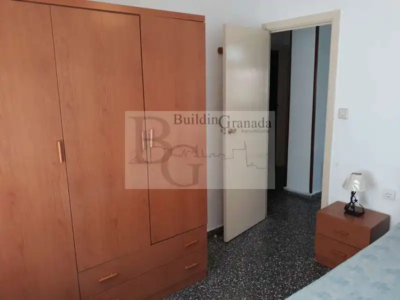 Habitación de Piso de alquiler en Granada con Terraza y Microondas