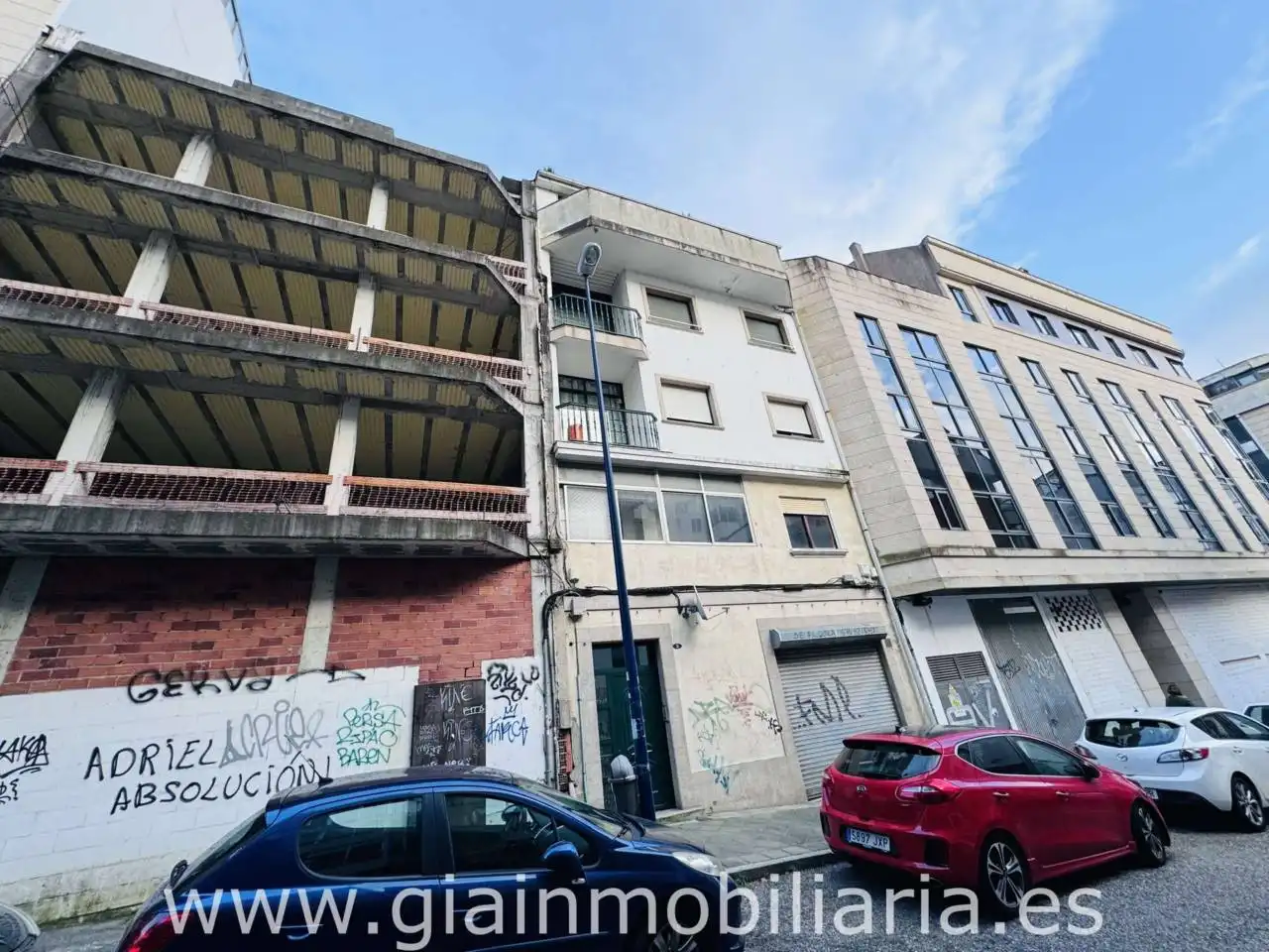 Vista exterior de Edifici en venda en Vigo 