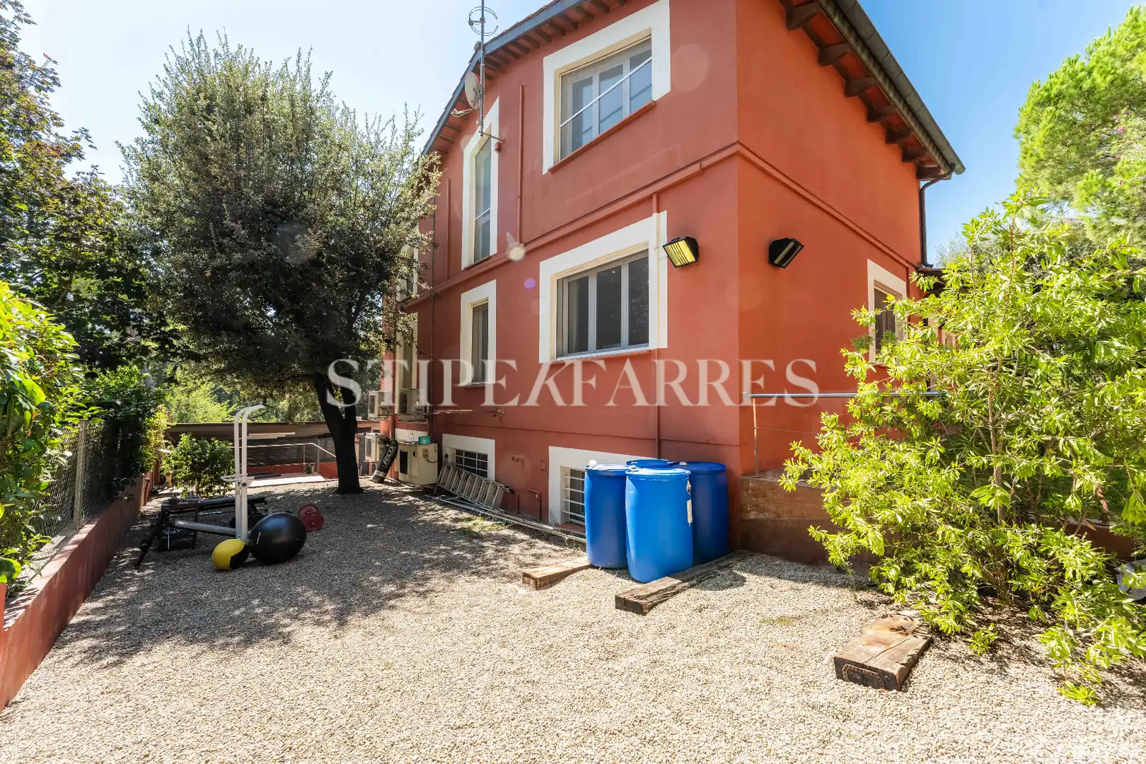 Vista exterior de Casa o xalet en venda en Barcelona amb Aire condicionat, Calefacció i Jardí privat
