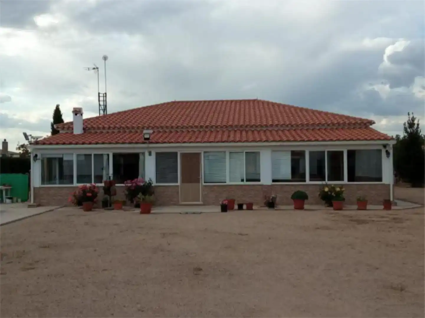 Vista exterior de Pis en venda en Villarrobledo amb Jardí privat, Traster i Piscina