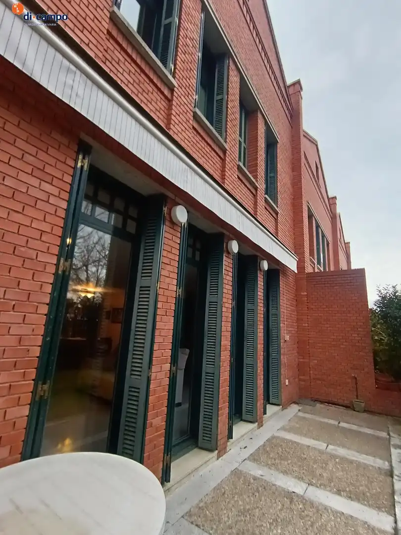 Vista exterior de Casa adosada en venda en Valladolid amb Jardí privat, Traster i Piscina comunitària