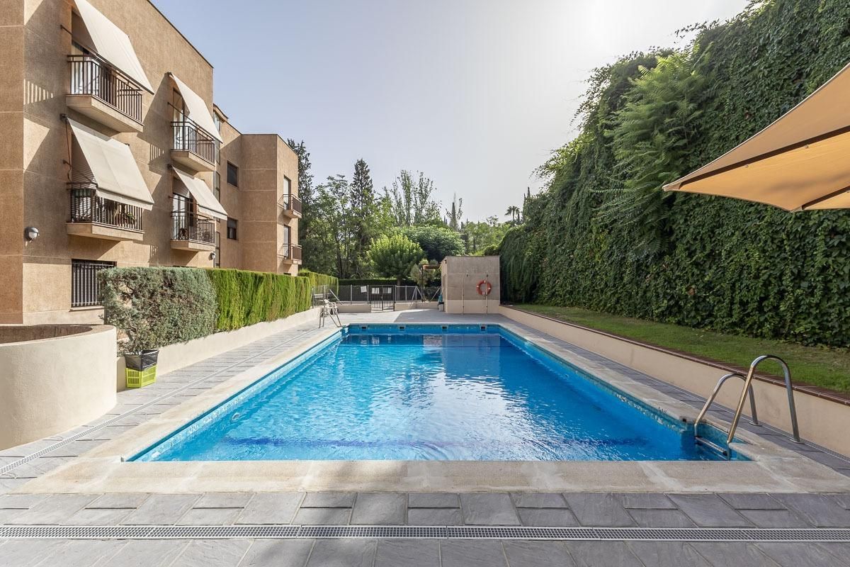Piscina de Piso de alquiler en  Granada Capital con Calefacción, Jardín privado y Trastero
