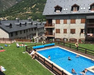 Piscina de Dúplex en venda en Benasque amb Aire condicionat, Terrassa i Balcó