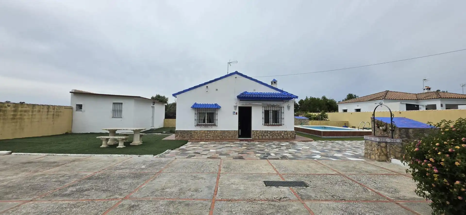 Vista exterior de Casa o xalet en venda en Chiclana de la Frontera amb Aire condicionat, Jardí privat i Terrassa
