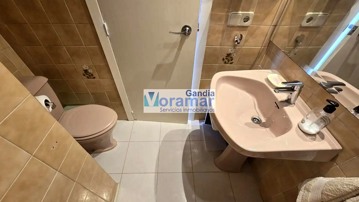 Bany de Apartament de lloguer en Gandia amb Terrassa, Moblat i Piscina comunitària