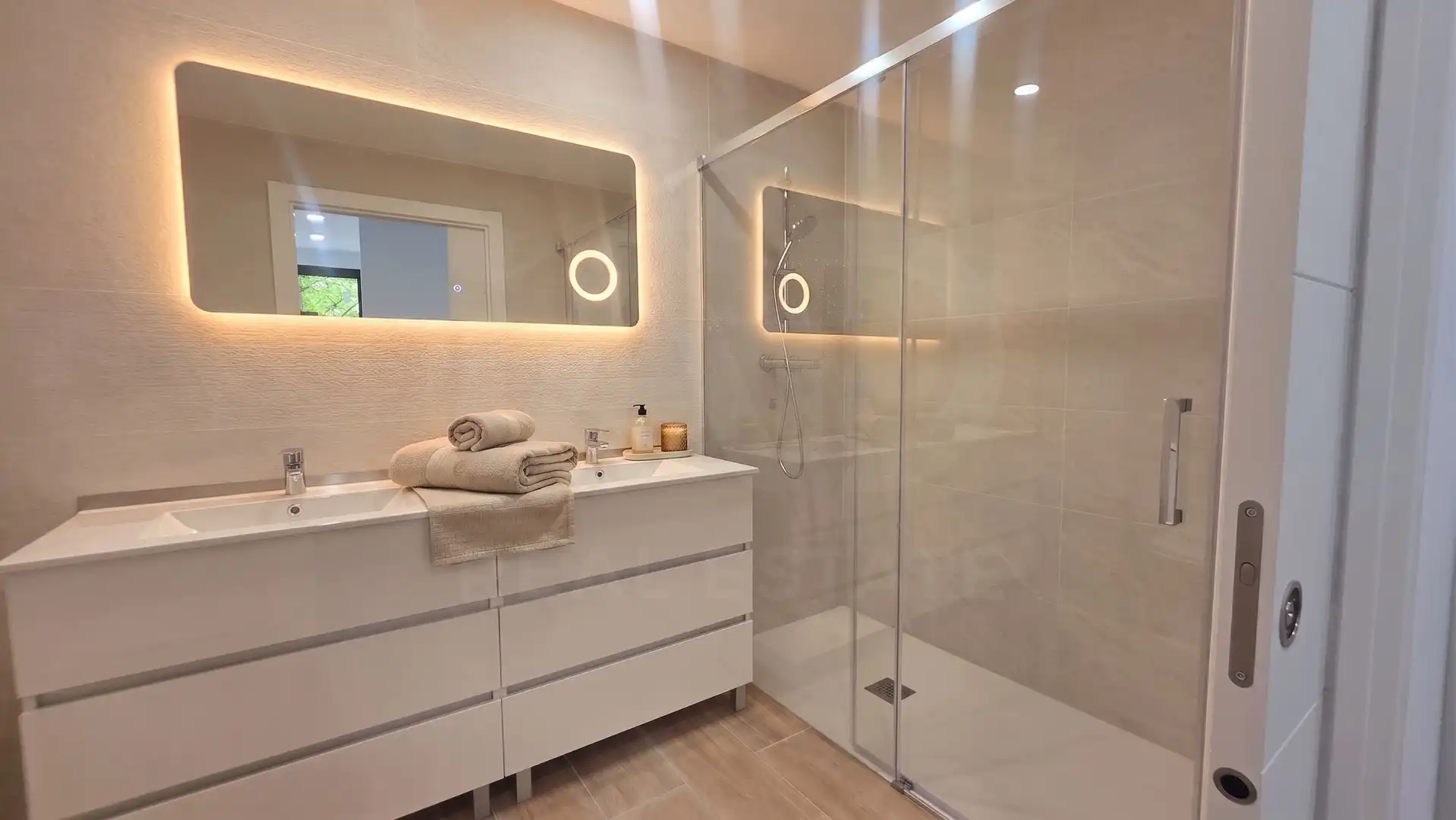 Bathroom of Flat for sale in Girona  with Air Conditioner, Heating and Terrace
