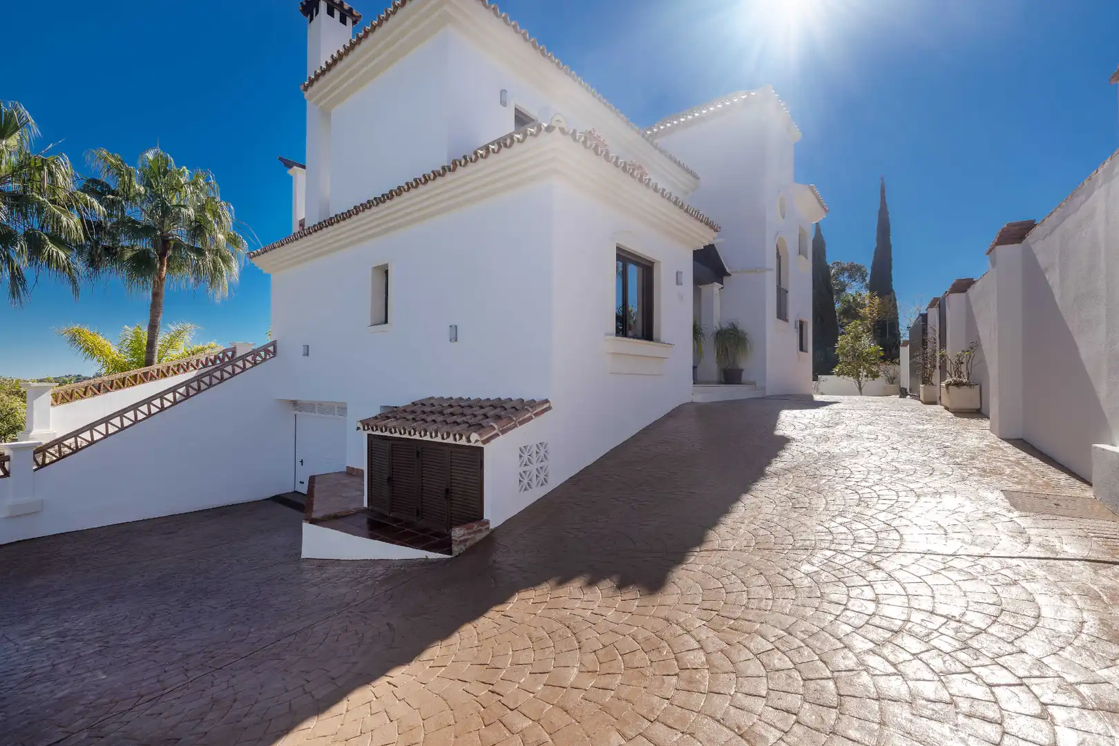 Vista exterior de Casa o xalet en venda en Marbella amb Aire condicionat, Jardí privat i Terrassa