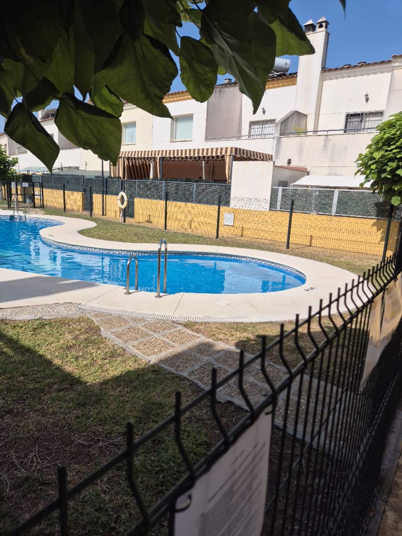 Piscina de Casa adosada en venda en Coria del Río amb Aire condicionat, Jardí privat i Internet