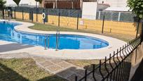 Piscina de Casa adosada en venda en Coria del Río amb Aire condicionat, Jardí privat i Internet