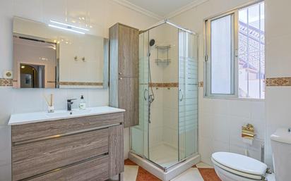 Bathroom of Flat for sale in  Sevilla Capital  with Air Conditioner and Heating