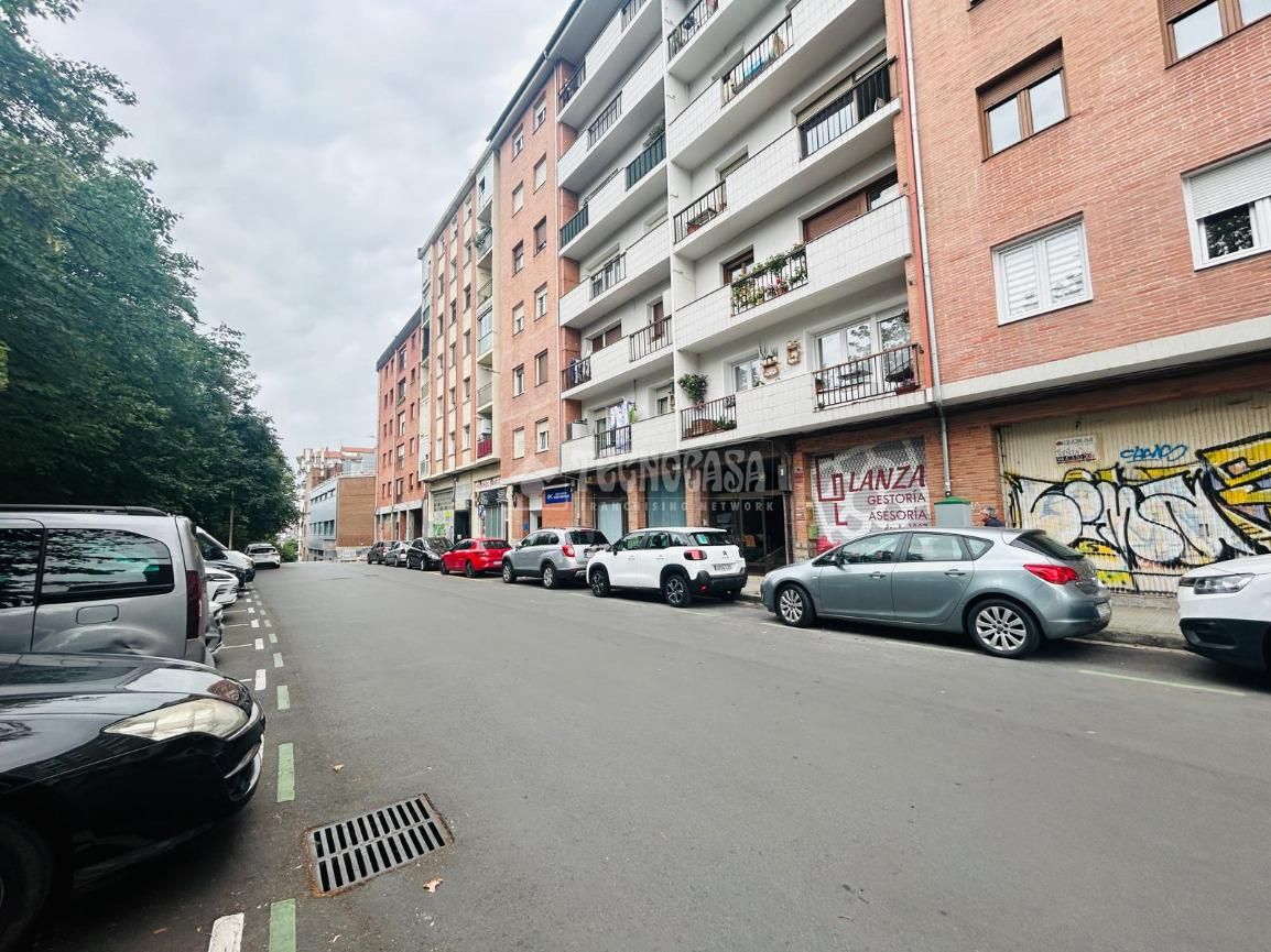 Vista exterior de Pis en venda en Bilbao  amb Calefacció, Terrassa i Balcó