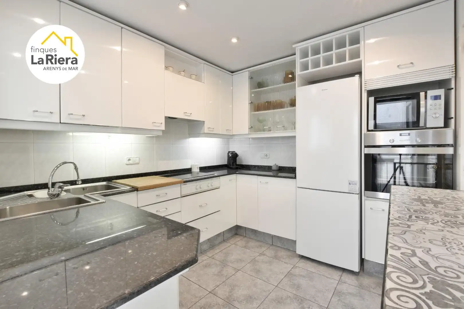 Küche von Wohnung zum Verkauf in Arenys de Mar mit Klimaanlage, Heizung und Terrasse