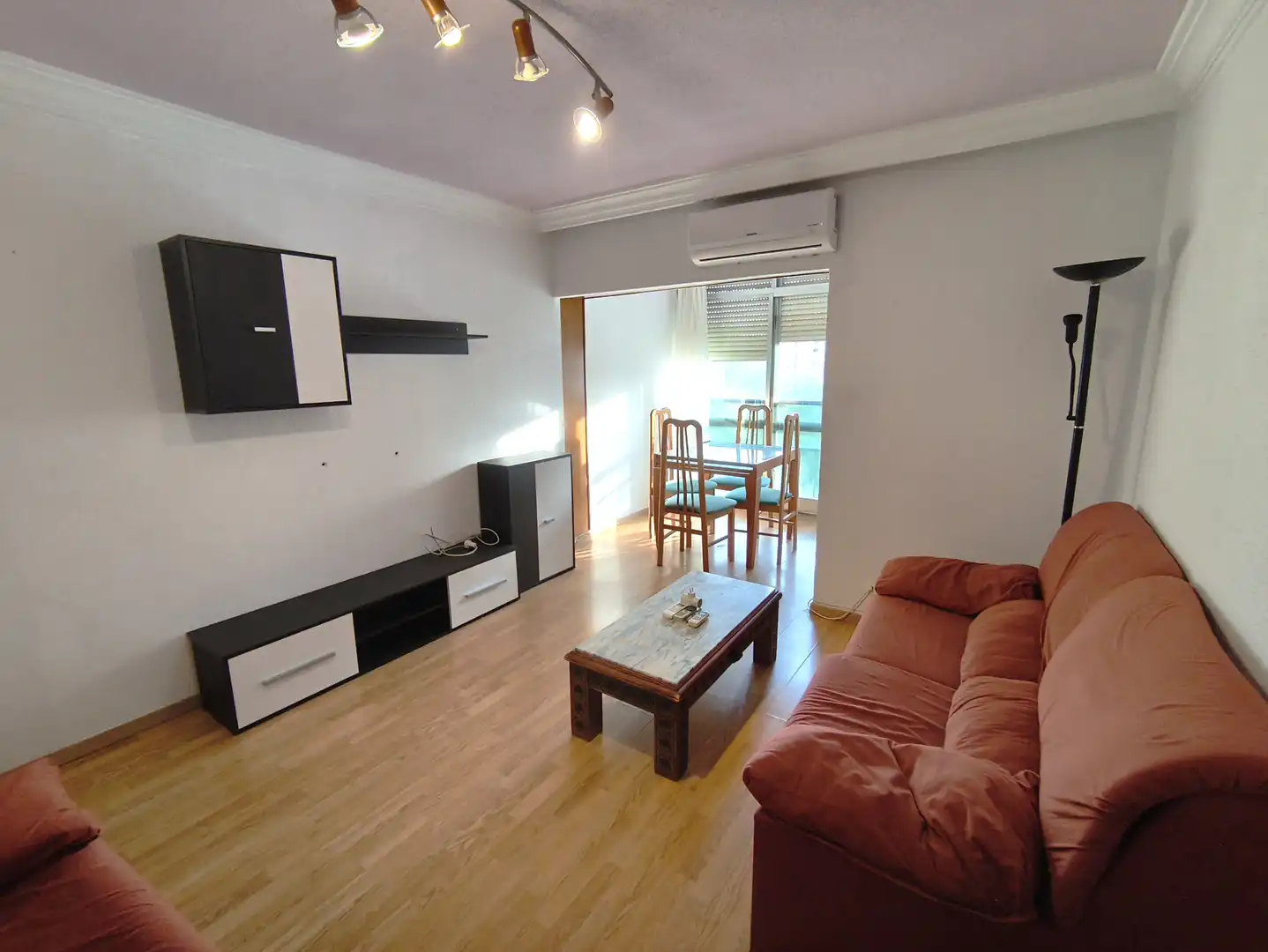 Sala de estar de Piso de alquiler en  Madrid Capital con Aire acondicionado, Calefacción y Amueblado