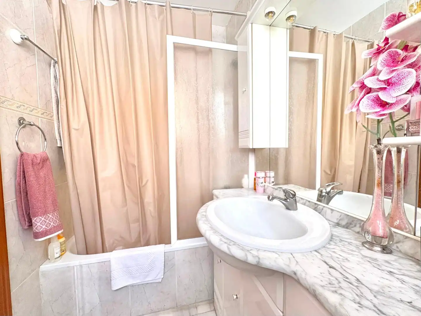 Badezimmer von Einfamilien-Reihenhaus zum Verkauf in Marbella mit Heizung, Terrasse und Balkon