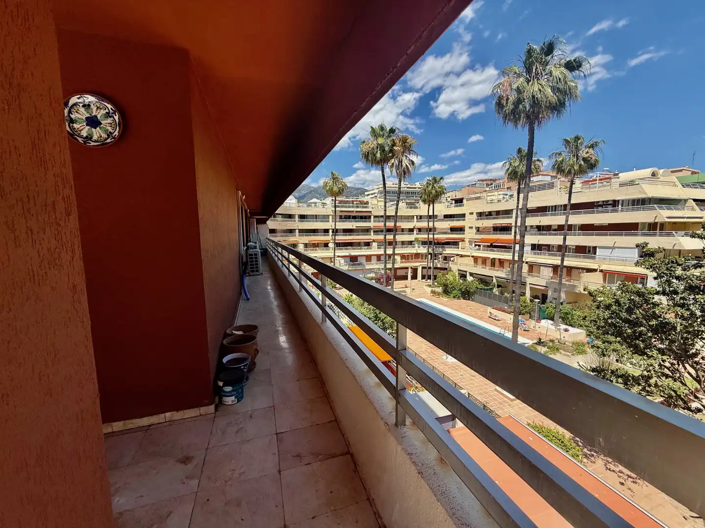 Vista exterior de Apartamento de alquiler en Marbella con Terraza, Piscina y Piscina comunitaria