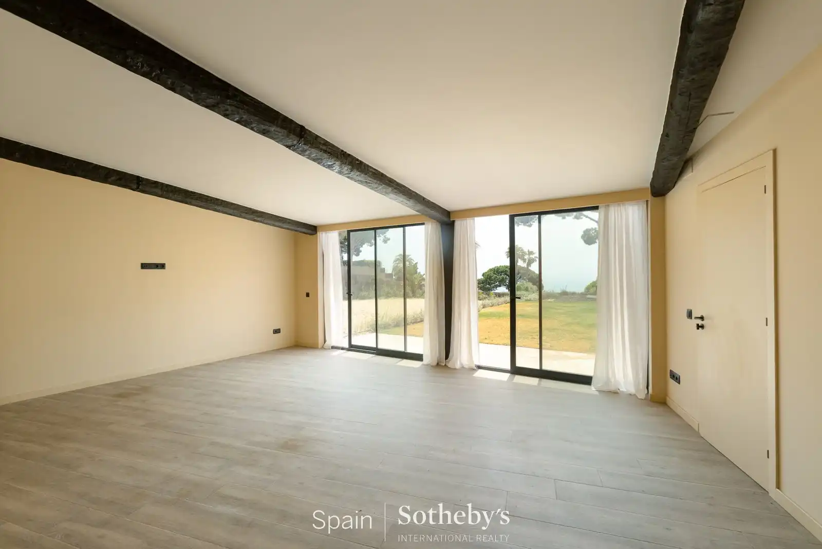 Sala d'estar de Casa o xalet en venda en Sant Andreu de Llavaneres amb Aire condicionat, Calefacció i Jardí privat
