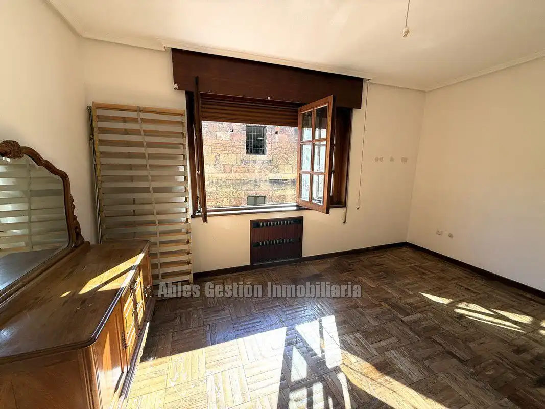 Wohnzimmer von Wohnung zur Miete in Oviedo  mit Heizung, Parkett und Abstellraum