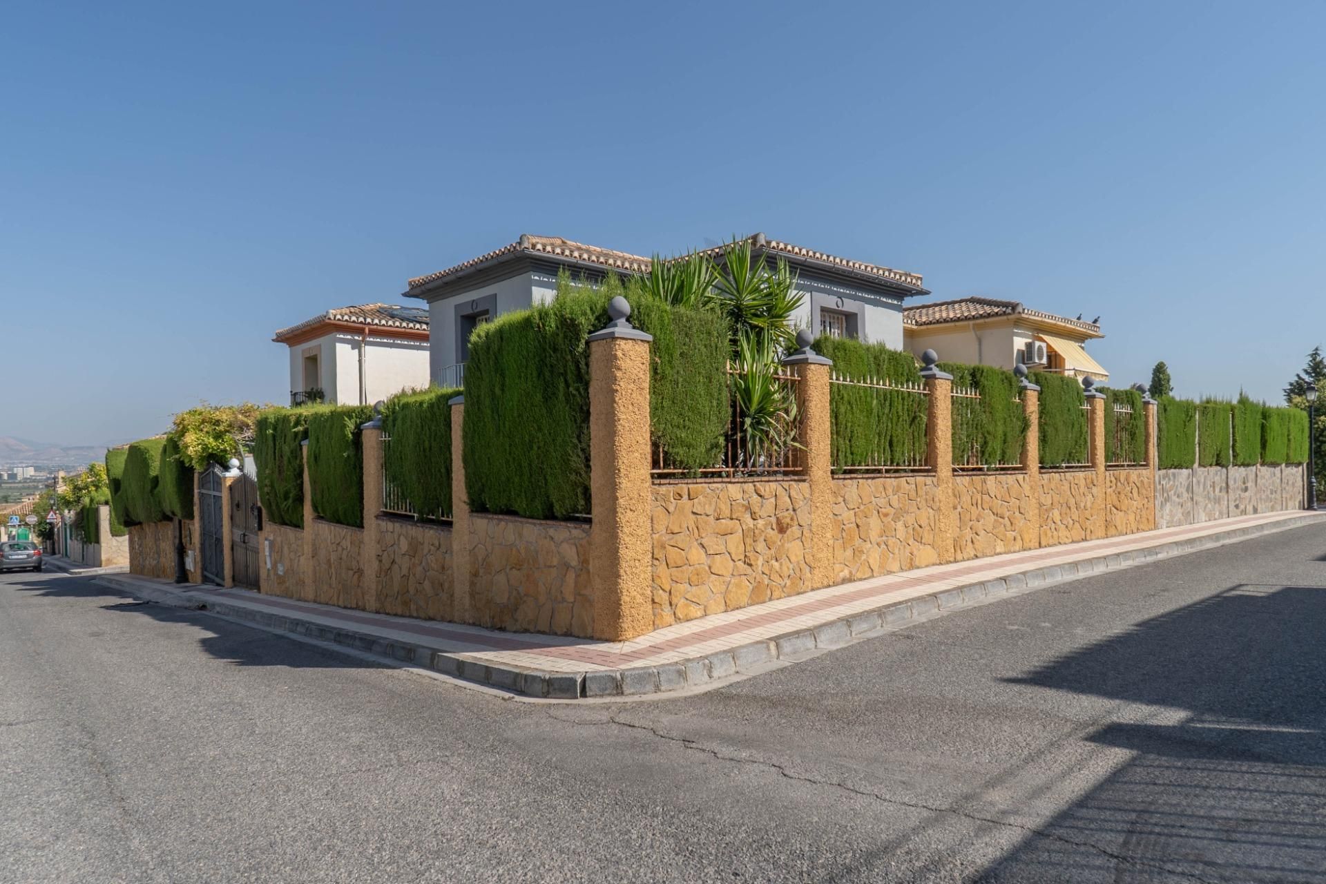 Vista exterior de Casa adosada en venda en La Zubia amb Aire condicionat, Calefacció i Jardí privat