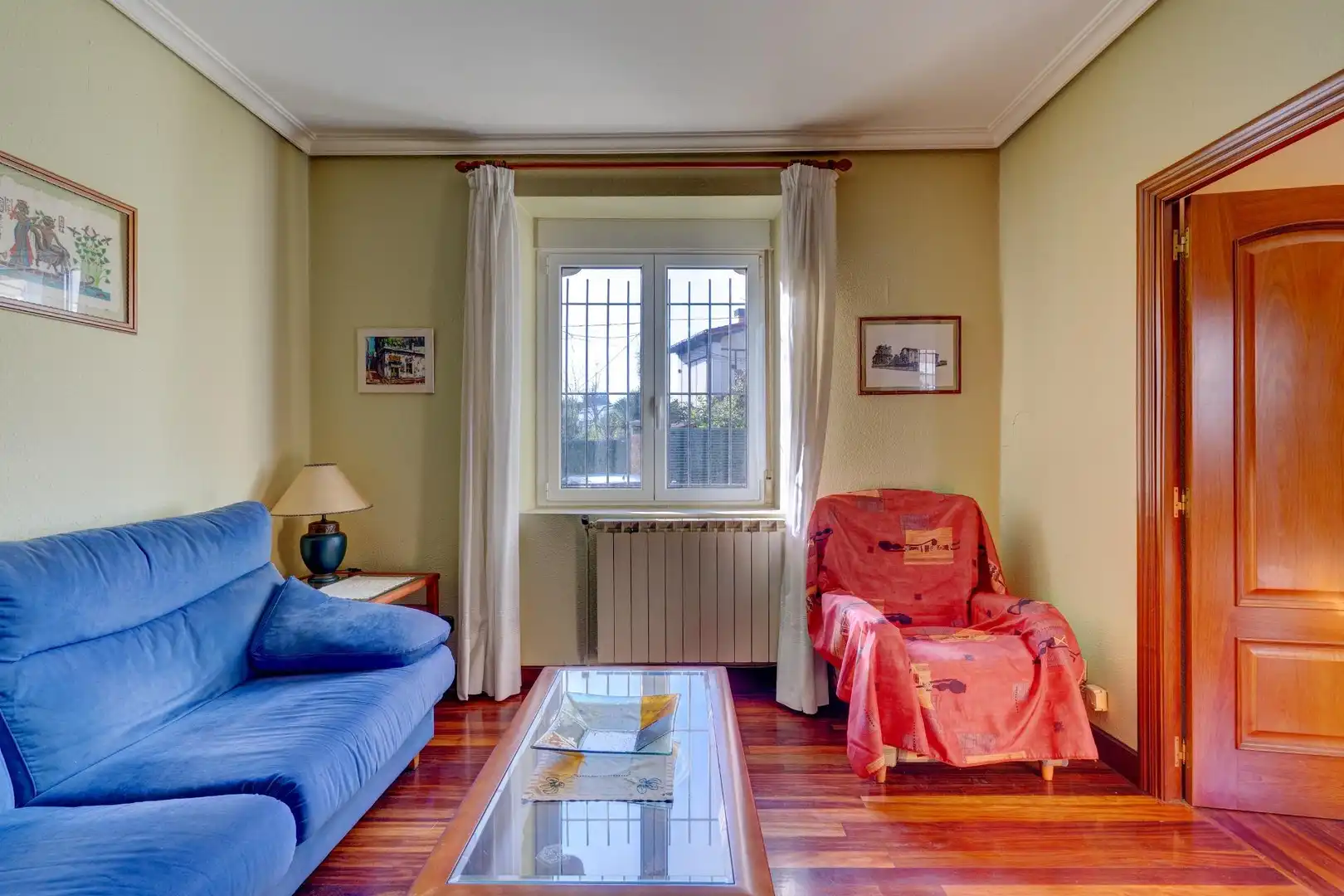 Sala d'estar de Pis en venda en Donostia - San Sebastián  amb Calefacció i Jardí privat