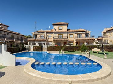 Bungalow amb piscina en venda a Calle HORIZONTE CL 4 2