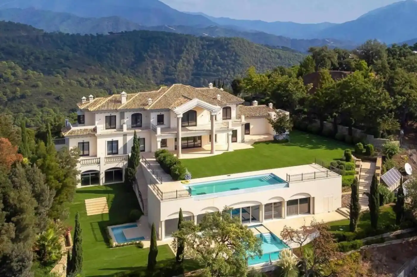 Casa con terraza en venta en La Zagaleta
