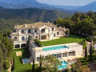 Casa amb balcó en venda a La Zagaleta