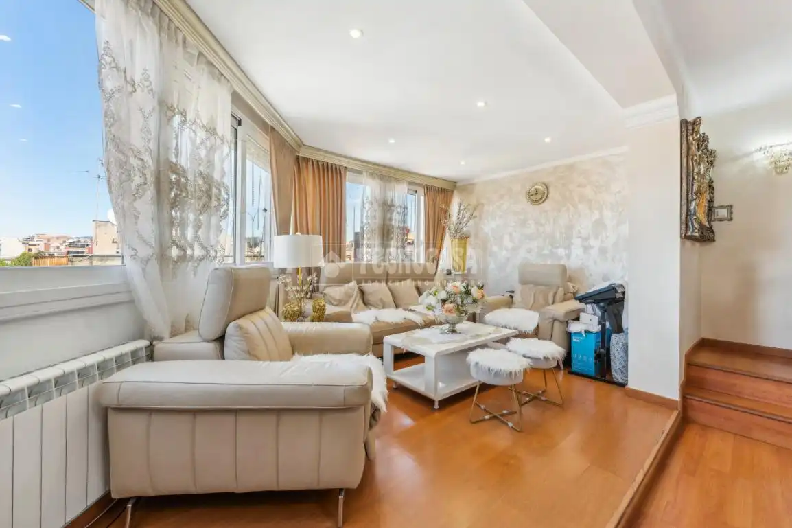 Sala de estar de Piso en venta en Cornellà de Llobregat con Aire acondicionado, Calefacción y Terraza