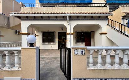 Vista exterior de Casa adosada en venda en Torrevieja amb Terrassa