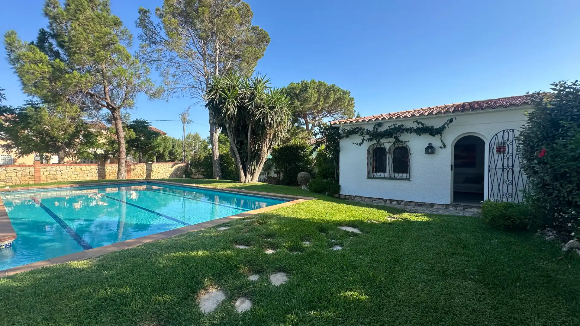Piscina de Casa o xalet en venda en Mont-roig del Camp amb Aire condicionat, Jardí privat i Terrassa