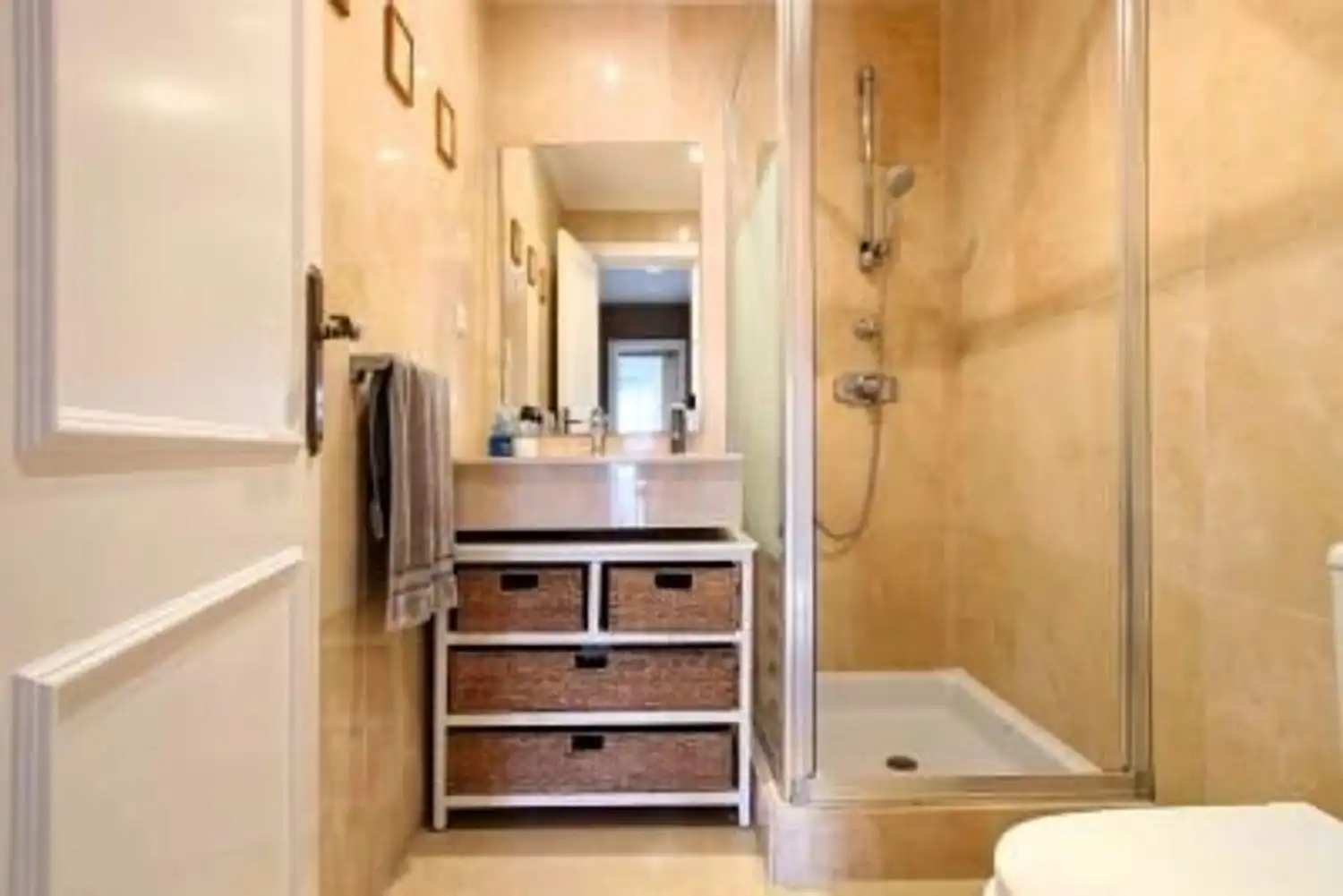 Badezimmer von Wohnung zum Verkauf in Marbella mit Klimaanlage, Privatgarten und Terrasse