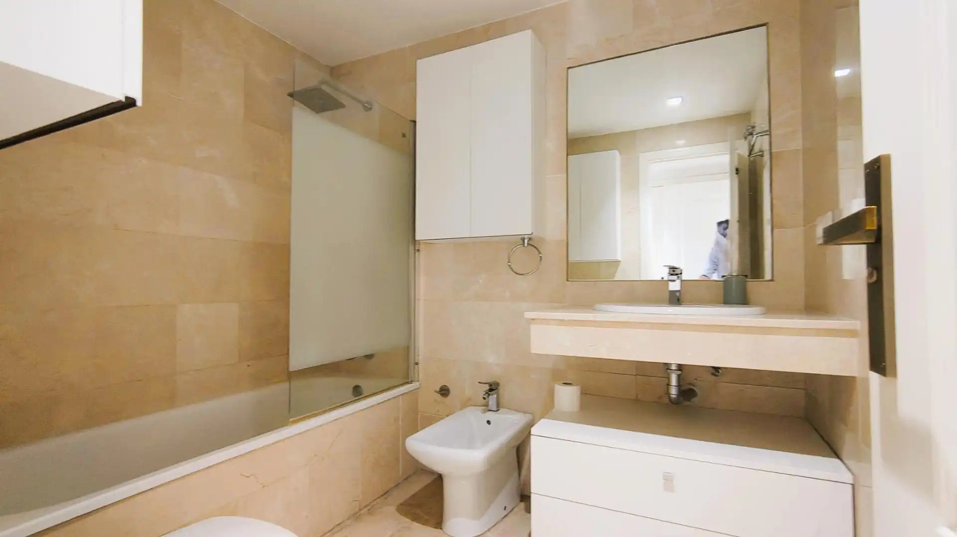 Badezimmer von Wohnungen zum Verkauf in Marbella mit Klimaanlage, Privatgarten und Terrasse