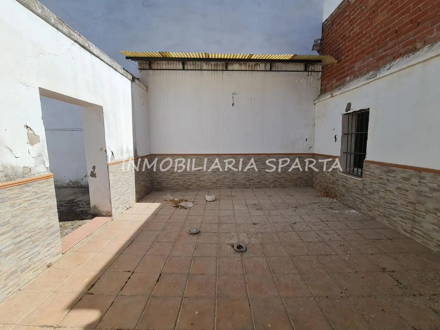 Vista exterior de Casa adosada en venda en Sanlúcar la Mayor amb Jardí privat i Balcó