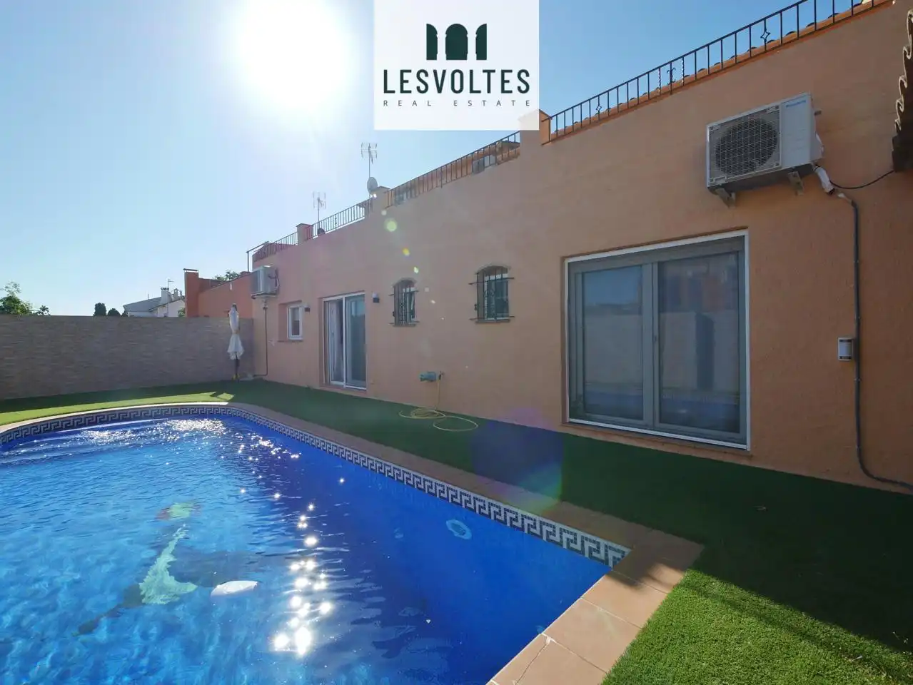 Vista exterior de Casa o xalet en venda en Mont-ras amb Aire condicionat, Calefacció i Jardí privat